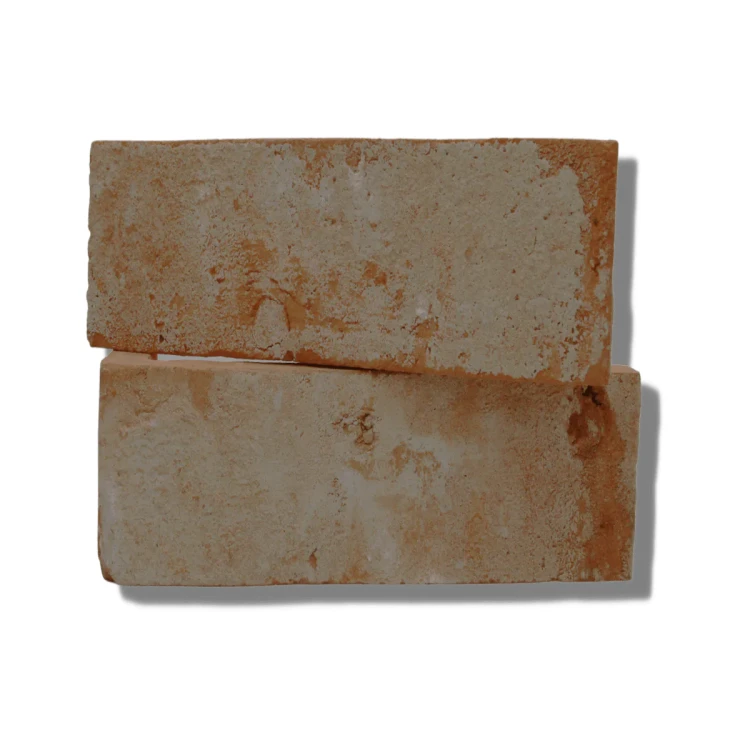 Zbliżenie na frontową część narożników Modern LUX, eksponujące unikalną, chropowatą strukturę lica z delikatnymi przebarwieniami charakterystycznymi dla tej serii.