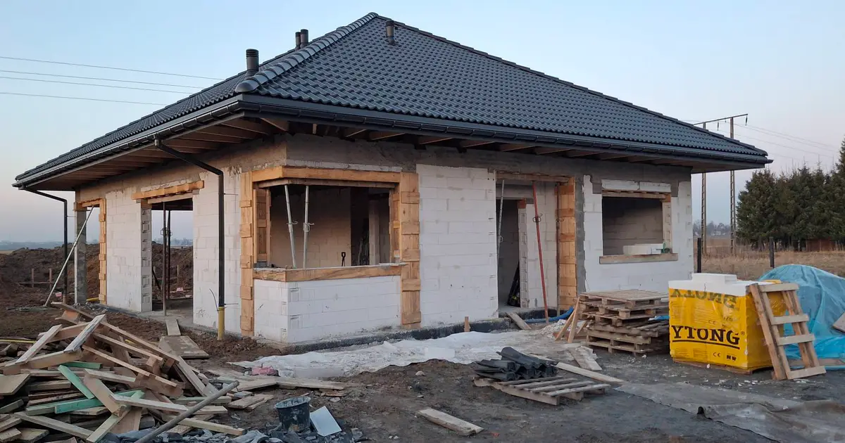 Dom parterowy w stanie surowym otwartym.