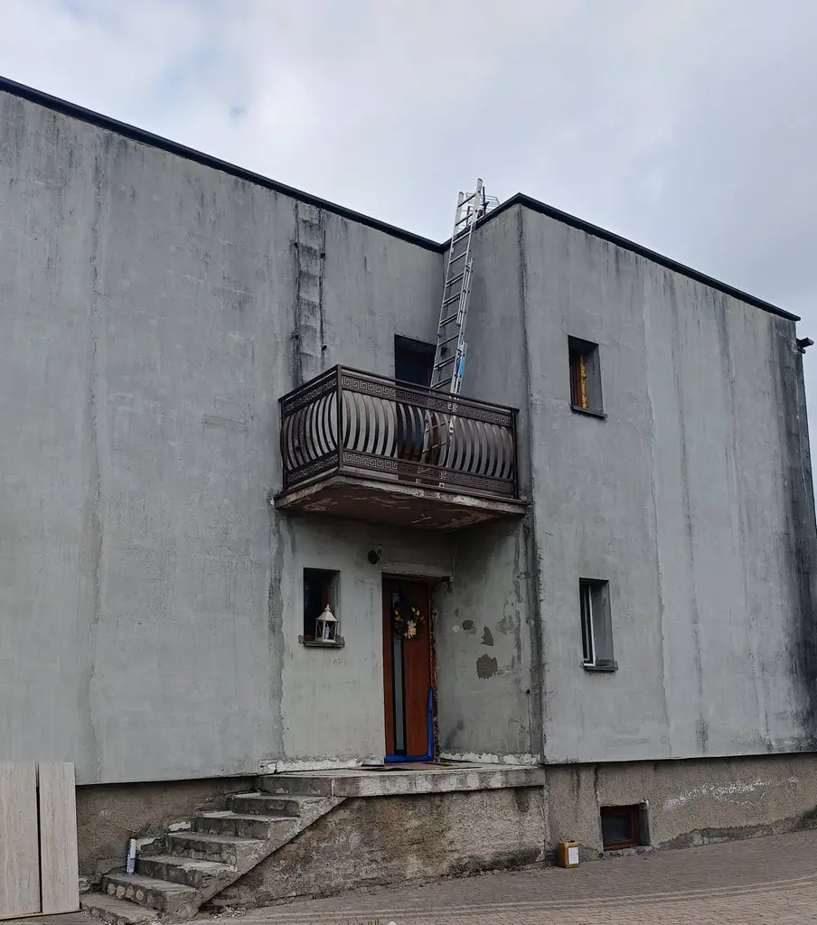 Surowy mur starego domu typu kostka.