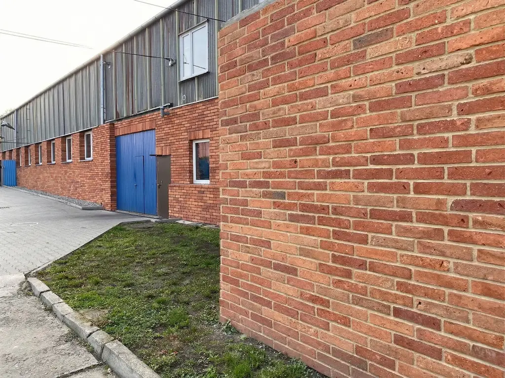 Zabezpieczona elewacja z historycznej cegły po fugowaniu i impregnacji.