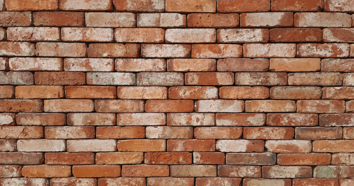 Elewacja z autentycznej starej cegły zamontowana na styk z minimalną fugą.